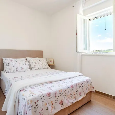 Kiara Daire Rogoznica (Sibenik-Knin)